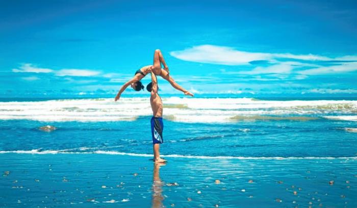 Ce couple associe sa passion pour le yoga à son amour des voyages et le résultat fait très envie ! | #3