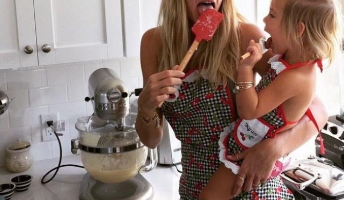 Ces mamans et leur petite fille se ressemblent vraiment comme 2 gouttes d'eau ! Et c'est tellement craquant... | #6