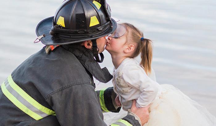 Ce shooting photo d'un papa pompier et de sa petite fille de 3 ans est adorable | #6