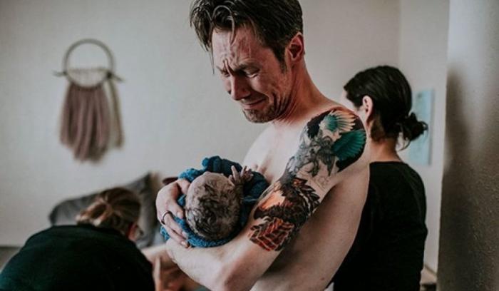 16 photos très émouvantes de jeunes papas dans la salle d'accouchement