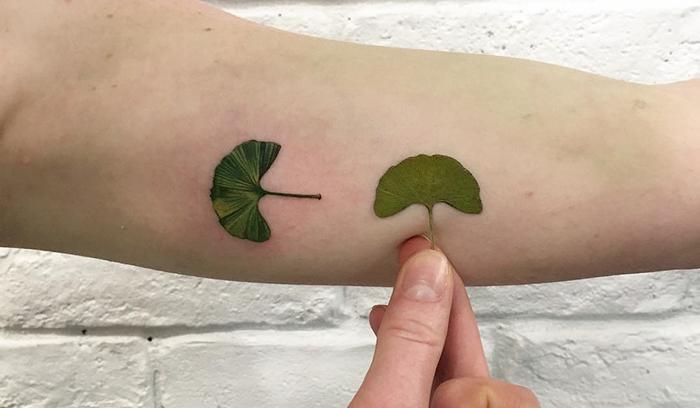 Cette tatoueuse utilise de vraies feuilles et des fleurs comme pochoirs pour réaliser de sublimes tatouages botaniques | #9