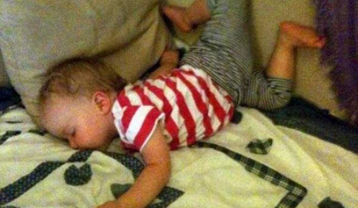 15 photos adorables qui montrent que les bébés sont capables de s'endormir n'importe où | #3