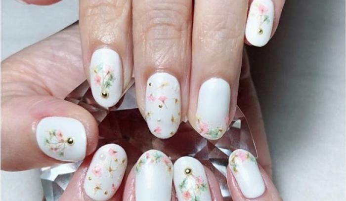 La dernière tendance nail art avec des fleurs séchées est parfaite pour toutes celles qui veulent prolonger l'été | #15