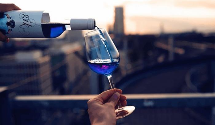 Le vin bleu : la boisson originale qui va vous faire oublier le rosé !
