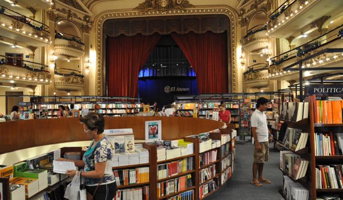 Cet ancien théâtre vieux de 100 ans a été transformé en une librairie absolument époustouflante | #8