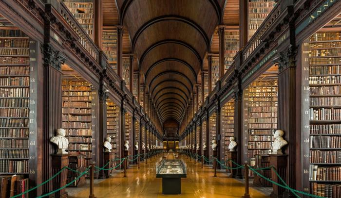 Cette bibliothèque irlandaise propose plus de 200 000 livres !