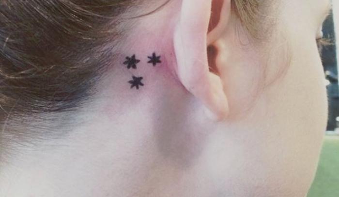 26 idées de tatouages derrière l'oreille | #14