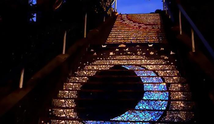 Cet escalier de San Francisco en mosaïque brille la nuit au clair de lune | #2