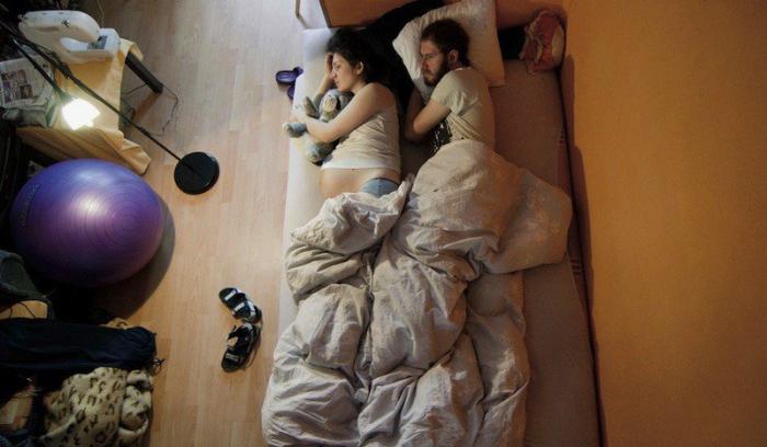 Des couples de futurs parents pris en photo pendant qu'ils dorment : le résultat est trop mignon ! | #8