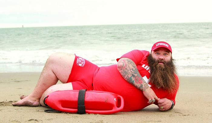 Cet homme rond et velu fait une séance photo sexy et le résultat décalé est excellent | #6