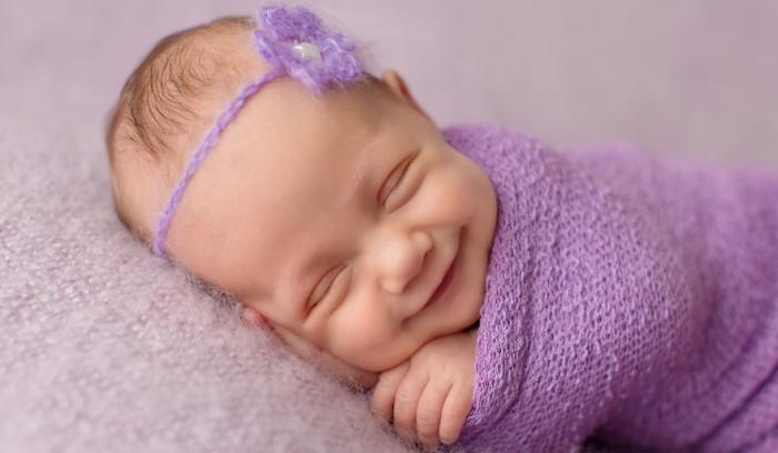 18 bébés qui sourient dans leur sommeil : vous ne pourrez pas vous empêcher de fondre !