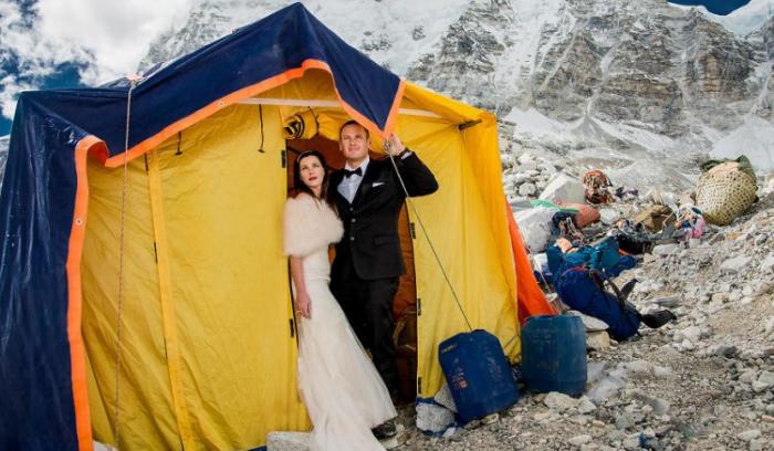 Ce couple se marie sur le Mont Everest après un trek de 3 semaines, et leurs photos sont incroyables ! | #7