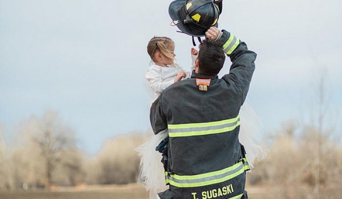 Ce shooting photo d'un papa pompier et de sa petite fille de 3 ans est adorable | #5