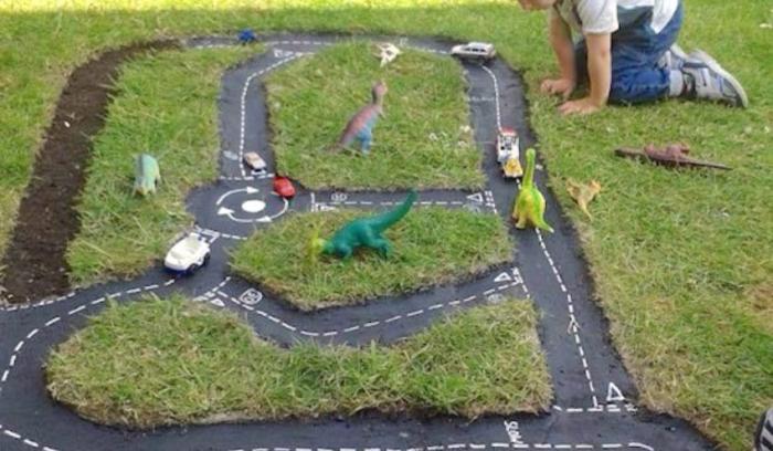 Ce papa creuse un trou dans le jardin pour créer un circuit automobile grandeur nature | #4