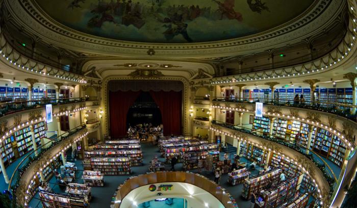 Cet ancien théâtre vieux de 100 ans a été transformé en une librairie absolument époustouflante | #3