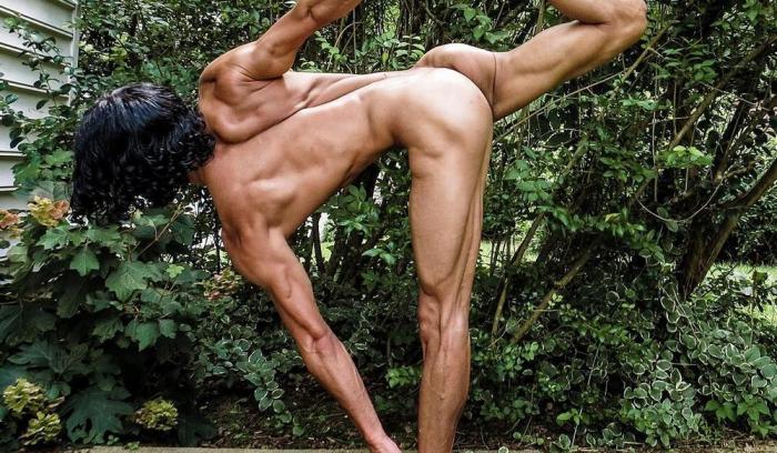 14 photos d'hommes nus en train de faire du yoga (c'est cadeau !) | #7