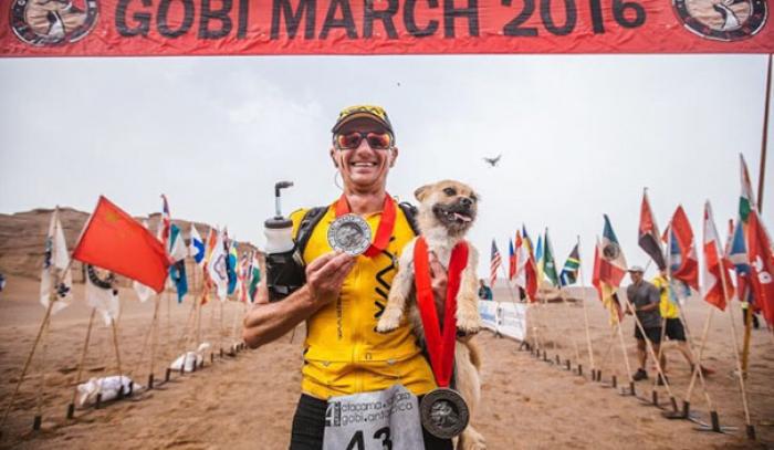 Un petit chien errant rejoint ce marathonien, court 100km avec lui et finit la course avec son nouveau maître ! | #6