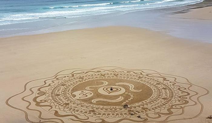 Cette créatrice réalise d'immenses mandalas magnifiques sur le sable des plages bretonnes | #9