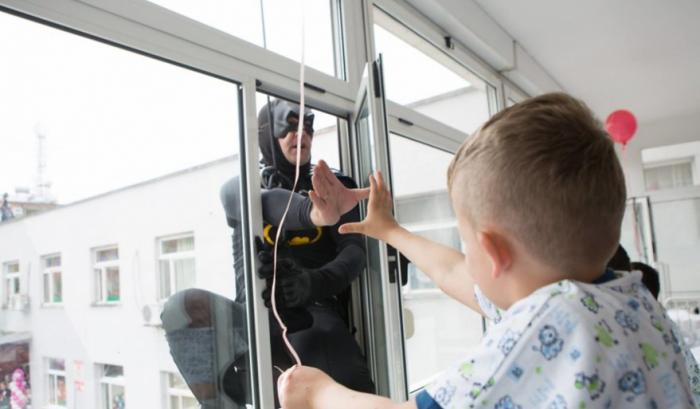 Ils se déguisent en super-héros pour redonner le sourire aux enfants hospitalisés | #5
