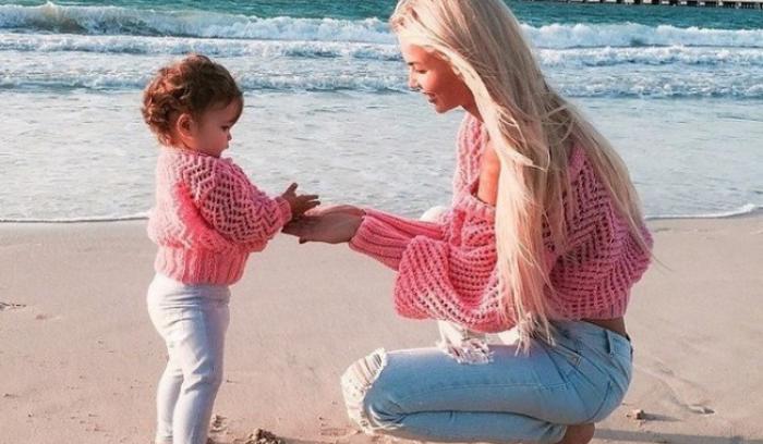 Ces mamans et leur petite fille se ressemblent vraiment comme 2 gouttes d'eau ! Et c'est tellement craquant... | #9