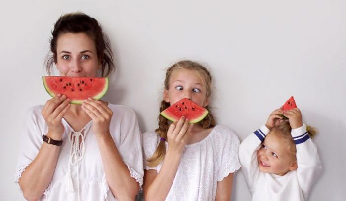 Ces photos d'une maman et de ses 2 filles en tenues assorties sont adorables | #10