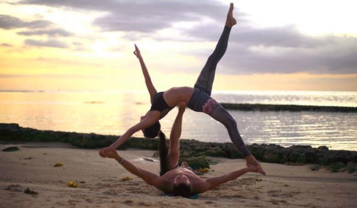 Ce couple associe sa passion pour le yoga à son amour des voyages et le résultat fait très envie ! | #10