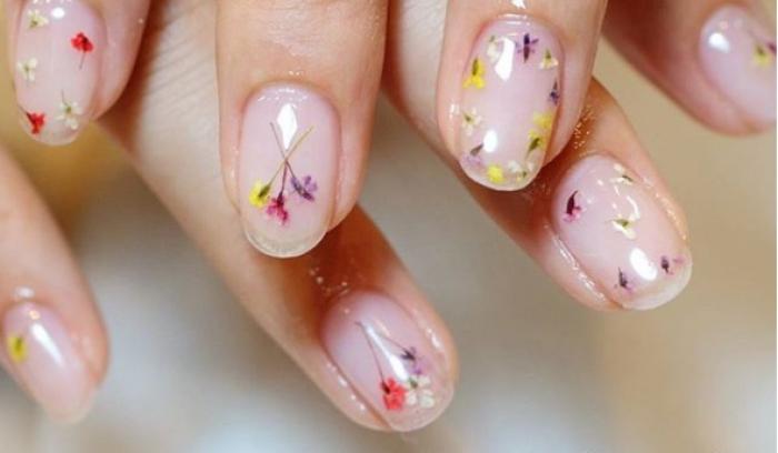 La dernière tendance nail art avec des fleurs séchées est parfaite pour toutes celles qui veulent prolonger l'été | #4