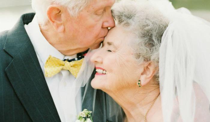 Découvrez le shooting photos plein de douceur de ces 2 grands-parents pour fêter leur 63ème anniversaire de mariage | #8