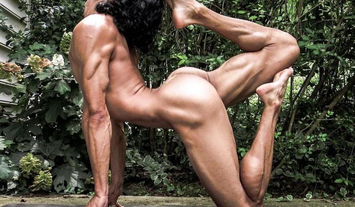 14 photos d'hommes nus en train de faire du yoga (c'est cadeau !) | #2