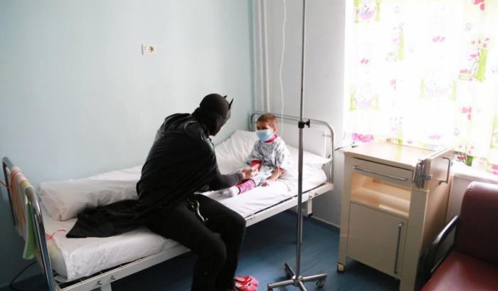 Ils se déguisent en super-héros pour redonner le sourire aux enfants hospitalisés | #6