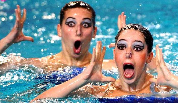 Les têtes de ces filles sur ces 16 photos de natation synchronisée vont vous faire mourir de rire | #12