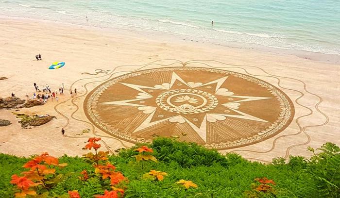 Cette créatrice réalise d'immenses mandalas magnifiques sur le sable des plages bretonnes | #11