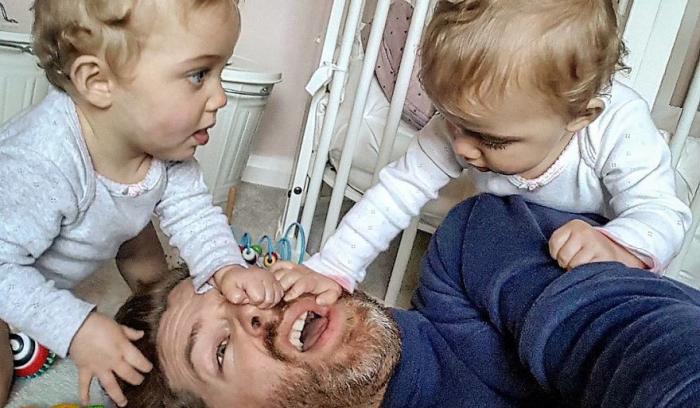 Un papa de 4 filles refuse de poster des photos Instagram parfaites et séduit les internautes