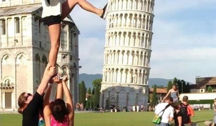 Les 13 meilleures photos de touristes qui posent devant la Tour de Pise | #7