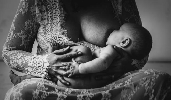 Elle photographie des mamans en train de donner le sein pour montrer que l'allaitement ne devrait pas être tabou