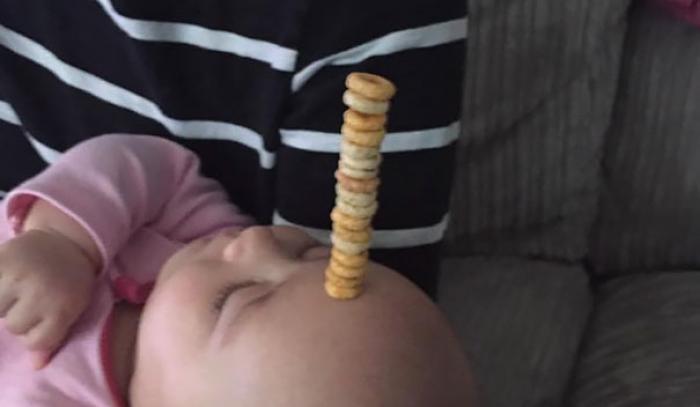 Non, ce n'est pas une blague : des papas tentent de battre le record de céréales Cheerios empilées sur le nez de leur enfant | #5