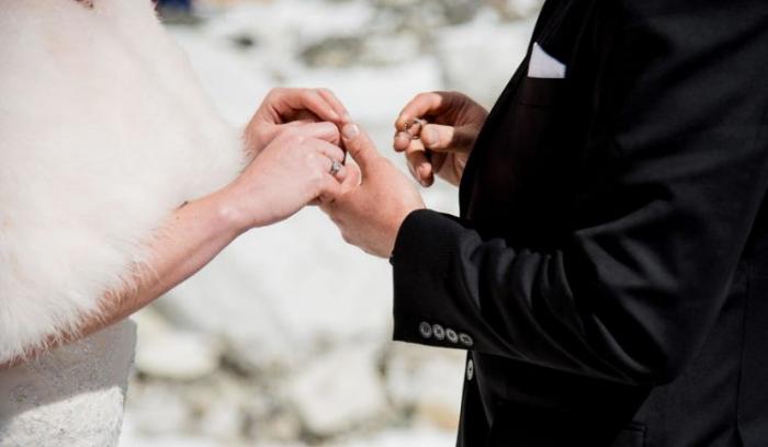 Ce couple se marie sur le Mont Everest après un trek de 3 semaines, et leurs photos sont incroyables ! | #13