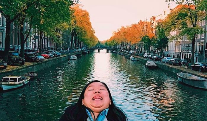 Elle fait le buzz sur Instagram avec ses photos de voyage et surtout sa pose trop drôle | #2