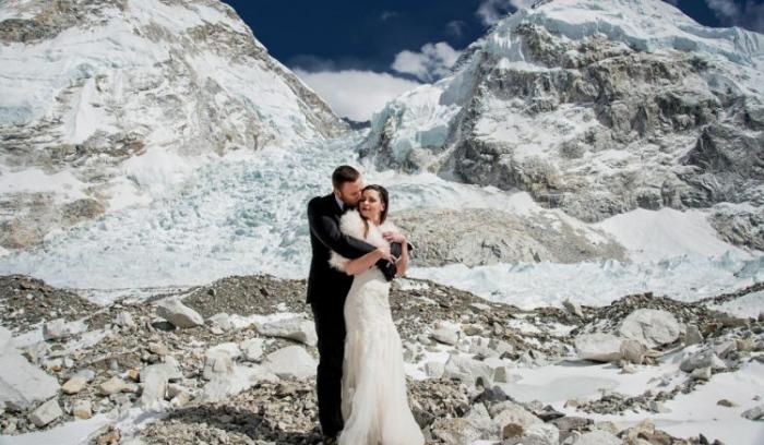 Ce couple se marie sur le Mont Everest après un trek de 3 semaines, et leurs photos sont incroyables ! | #15