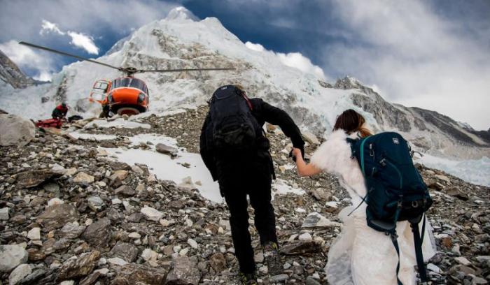 Ce couple se marie sur le Mont Everest après un trek de 3 semaines, et leurs photos sont incroyables ! | #2