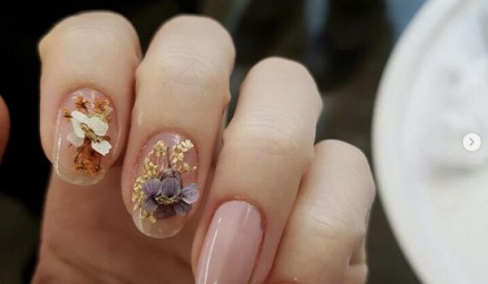 La dernière tendance nail art avec des fleurs séchées est parfaite pour toutes celles qui veulent prolonger l'été | #10