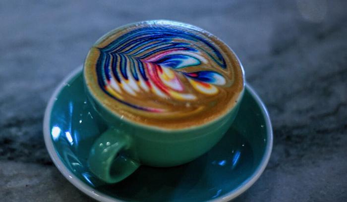 Il sert les plus jolis cafés au monde grâce à des motifs colorés incroyables | #3