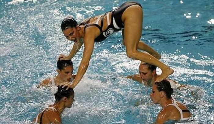 Les têtes de ces filles sur ces 16 photos de natation synchronisée vont vous faire mourir de rire | #11