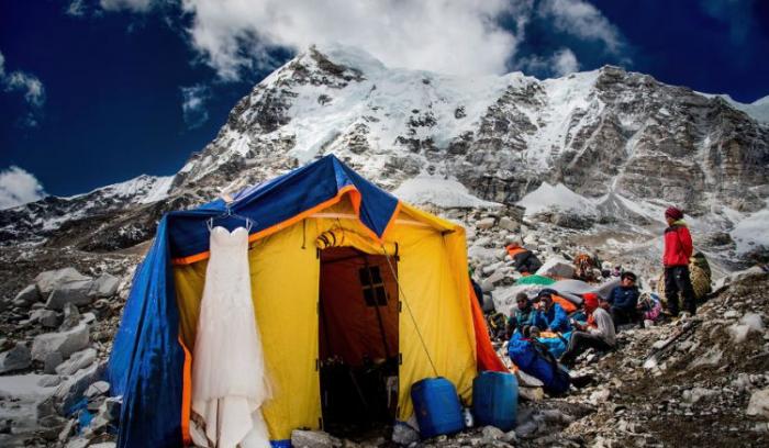 Ce couple se marie sur le Mont Everest après un trek de 3 semaines, et leurs photos sont incroyables ! | #4