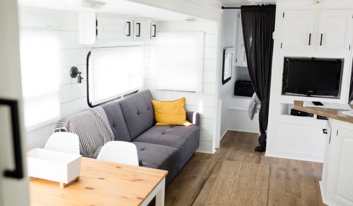 Ce couple a transformé une vieille caravane en maison de vacances de rêve sur roues | #2