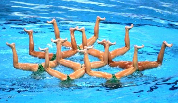 Les têtes de ces filles sur ces 16 photos de natation synchronisée vont vous faire mourir de rire | #9