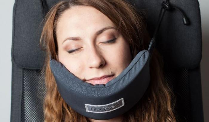 Quelqu'un a enfin inventé un hamac de tête pour s'endormir n'importe où !