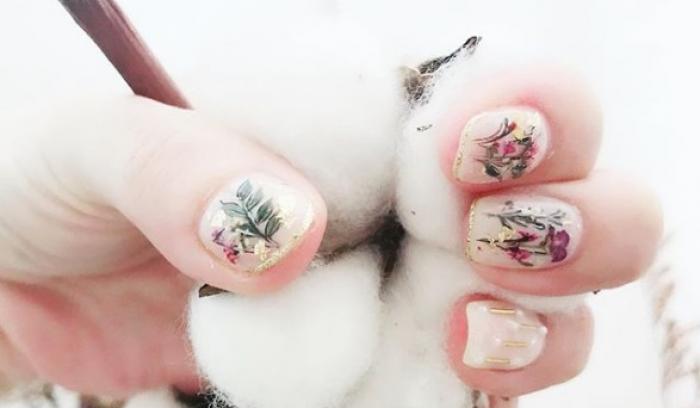 La dernière tendance nail art avec des fleurs séchées est parfaite pour toutes celles qui veulent prolonger l'été | #5