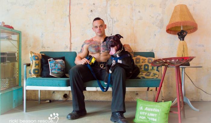 Ces pompiers, policiers et militaires texans ont trouvé une façon très originale d'aider les chiens abandonnés à trouver une maison | #7