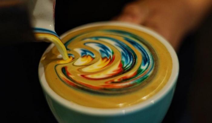 Il sert les plus jolis cafés au monde grâce à des motifs colorés incroyables | #10